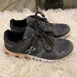 On Running Cloudflow women’s sneakers size 7 pink & dark grey